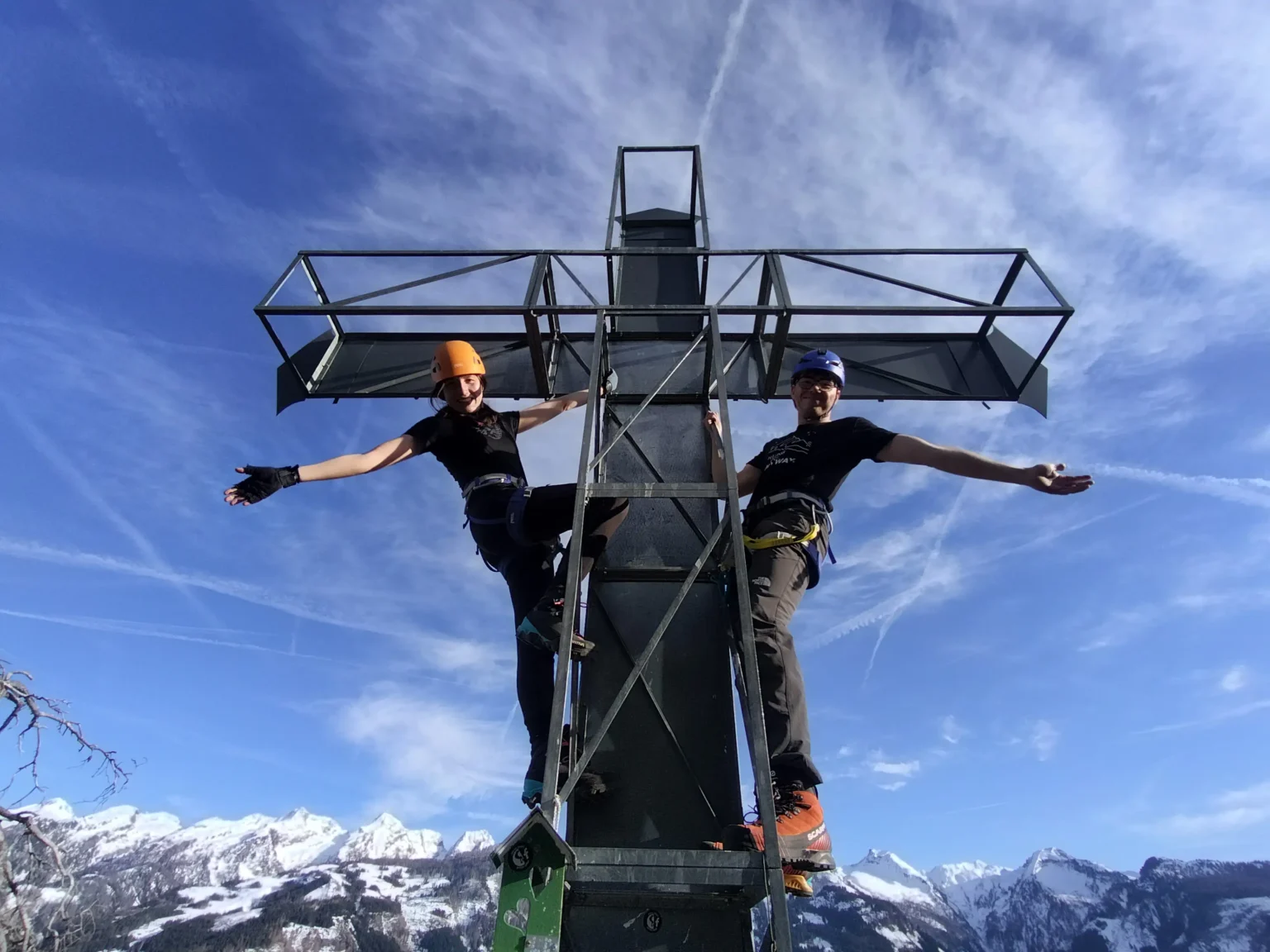 Via ferrata mászók egy csúcskeresztnél